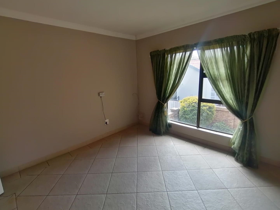 5 Bedroom Property for Sale in Rooihuiskraal North Gauteng