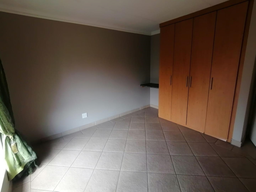 5 Bedroom Property for Sale in Rooihuiskraal North Gauteng