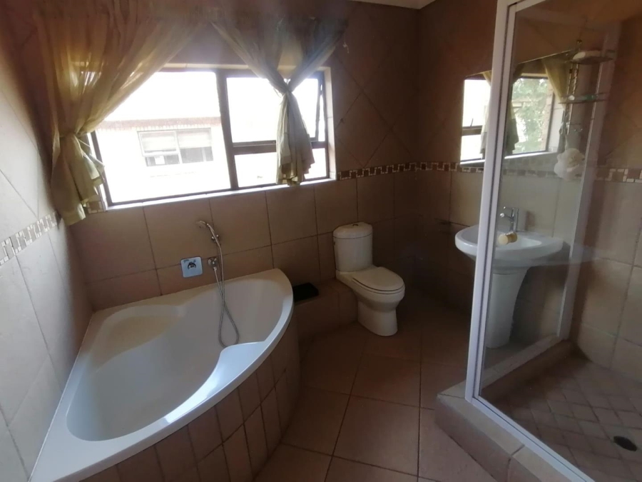 5 Bedroom Property for Sale in Rooihuiskraal North Gauteng