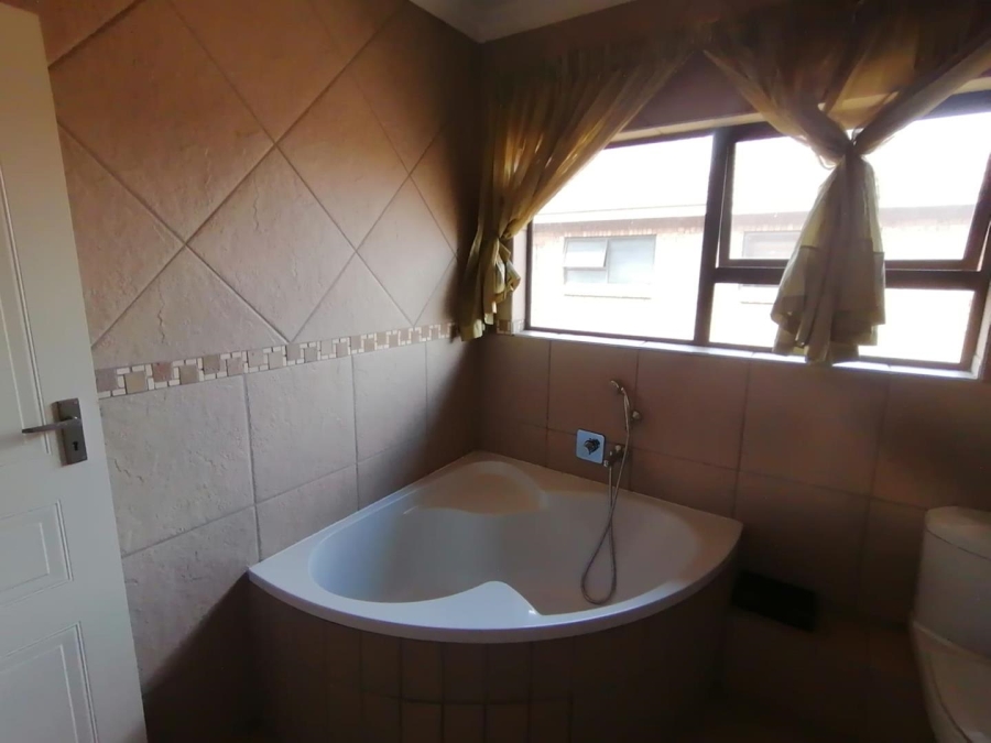 5 Bedroom Property for Sale in Rooihuiskraal North Gauteng