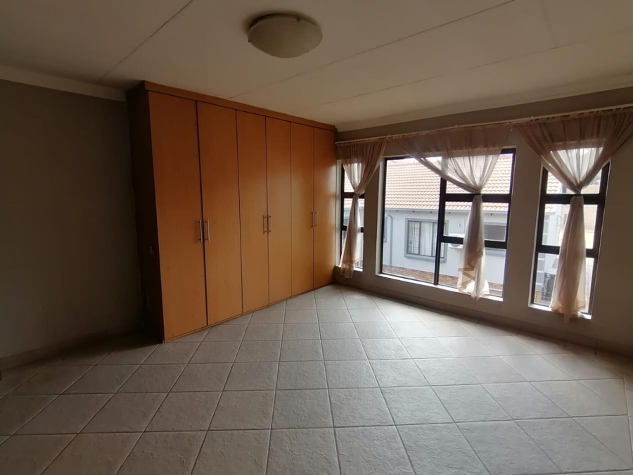 5 Bedroom Property for Sale in Rooihuiskraal North Gauteng