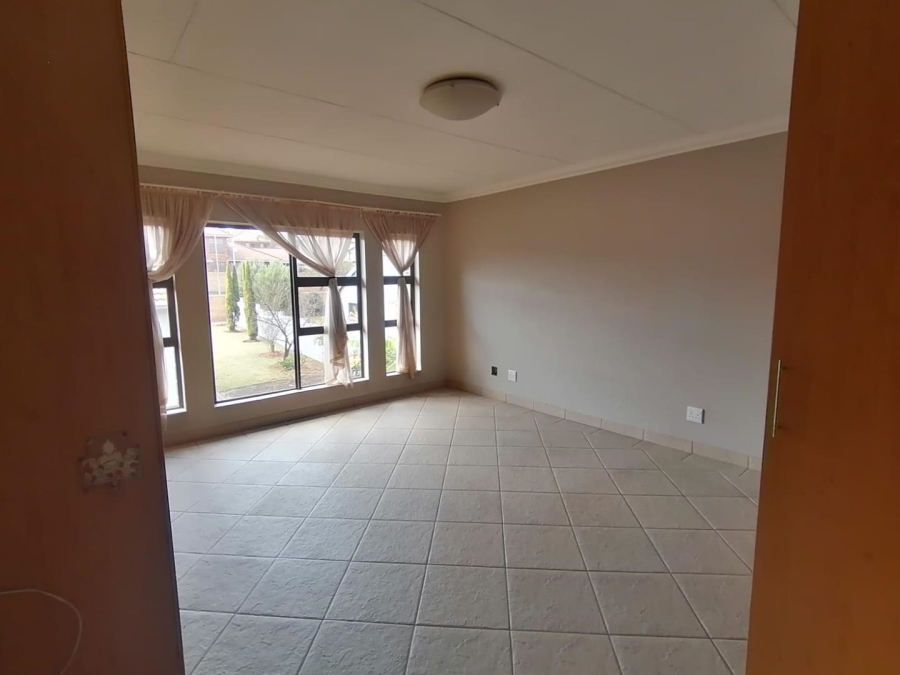 5 Bedroom Property for Sale in Rooihuiskraal North Gauteng