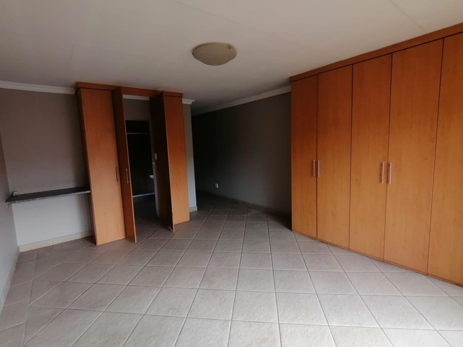 5 Bedroom Property for Sale in Rooihuiskraal North Gauteng