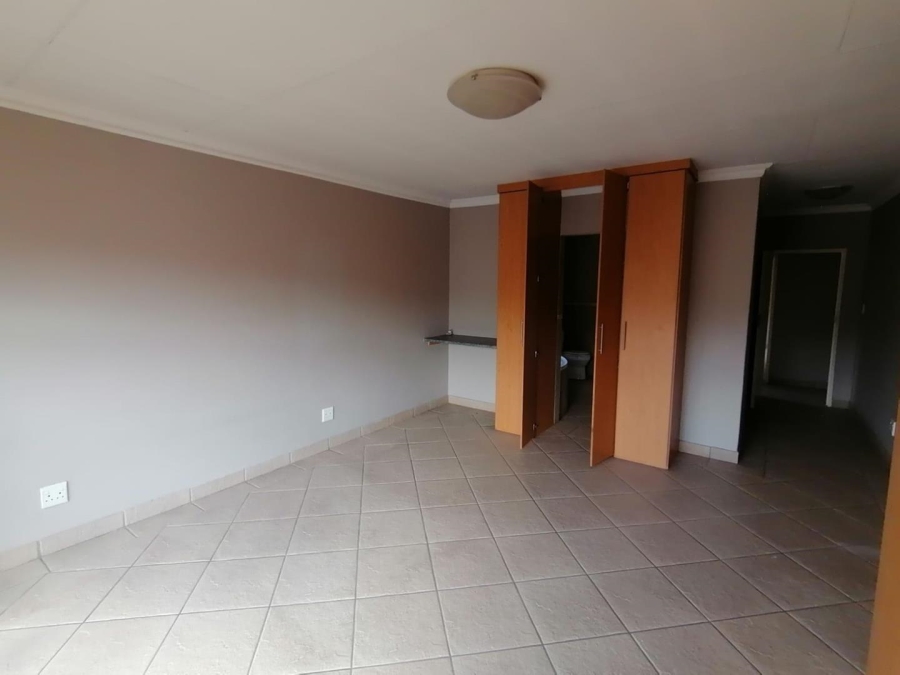 5 Bedroom Property for Sale in Rooihuiskraal North Gauteng