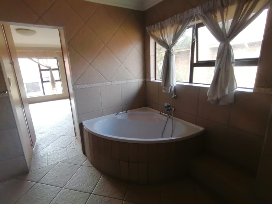 5 Bedroom Property for Sale in Rooihuiskraal North Gauteng