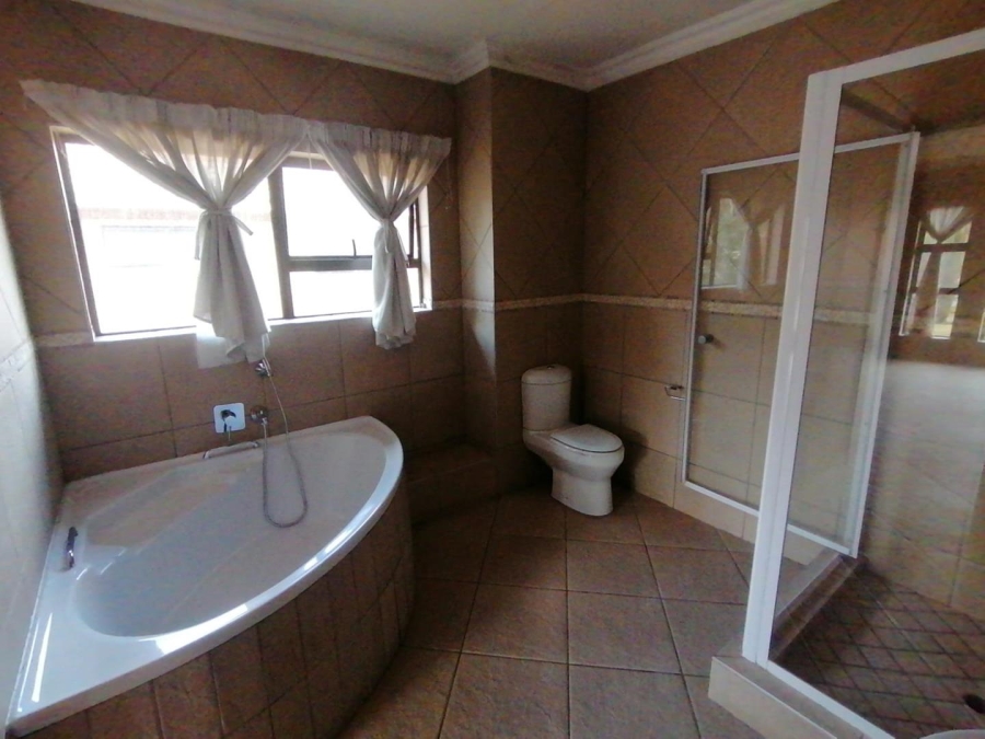 5 Bedroom Property for Sale in Rooihuiskraal North Gauteng