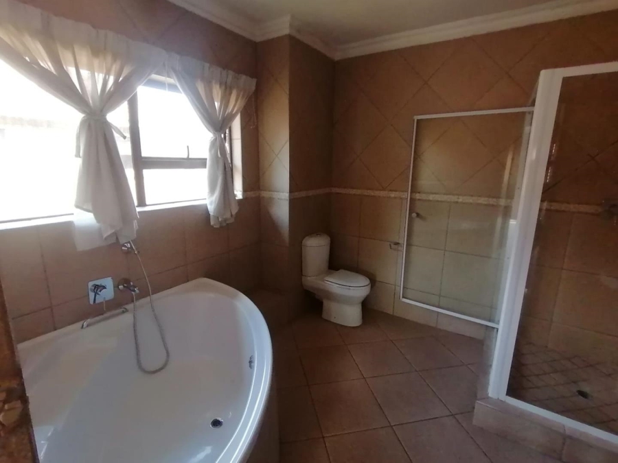 5 Bedroom Property for Sale in Rooihuiskraal North Gauteng