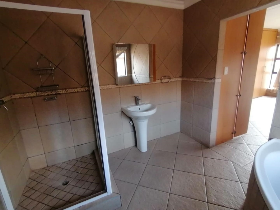 5 Bedroom Property for Sale in Rooihuiskraal North Gauteng