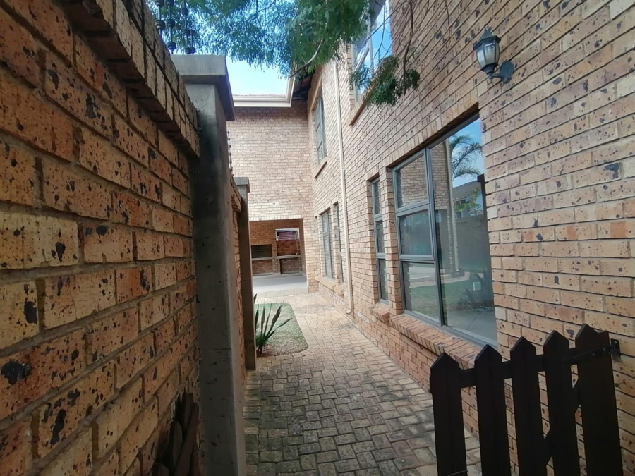 5 Bedroom Property for Sale in Rooihuiskraal North Gauteng