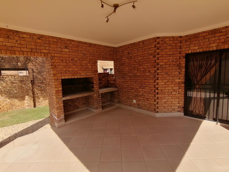 5 Bedroom Property for Sale in Rooihuiskraal North Gauteng