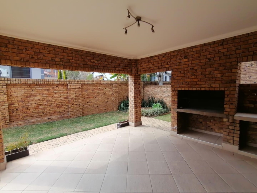 5 Bedroom Property for Sale in Rooihuiskraal North Gauteng
