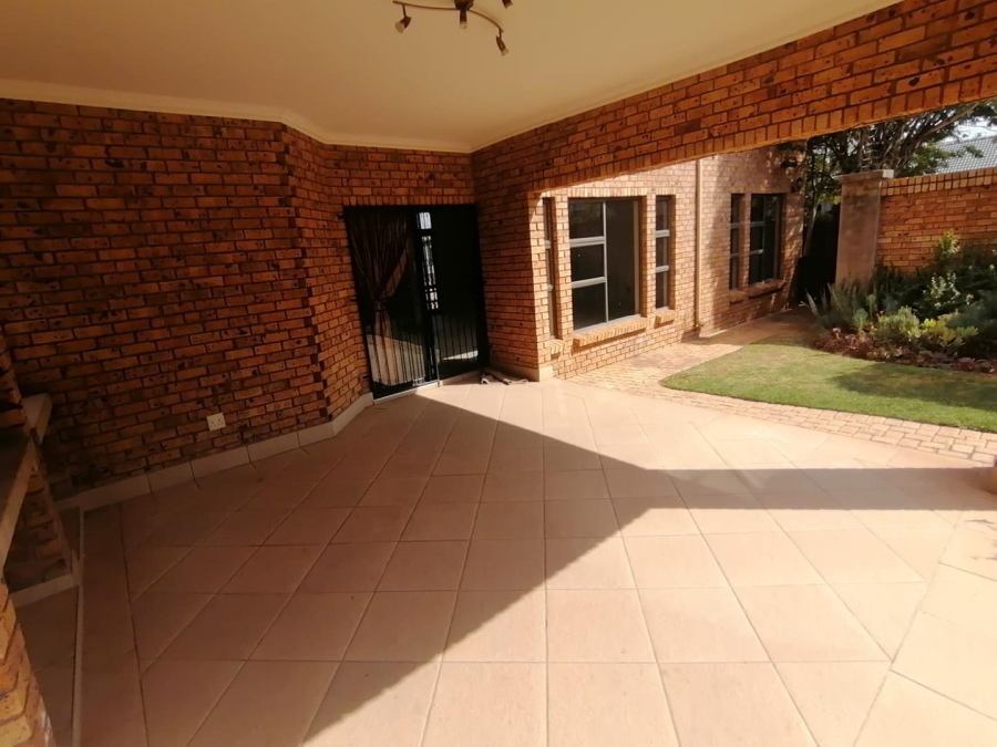 5 Bedroom Property for Sale in Rooihuiskraal North Gauteng