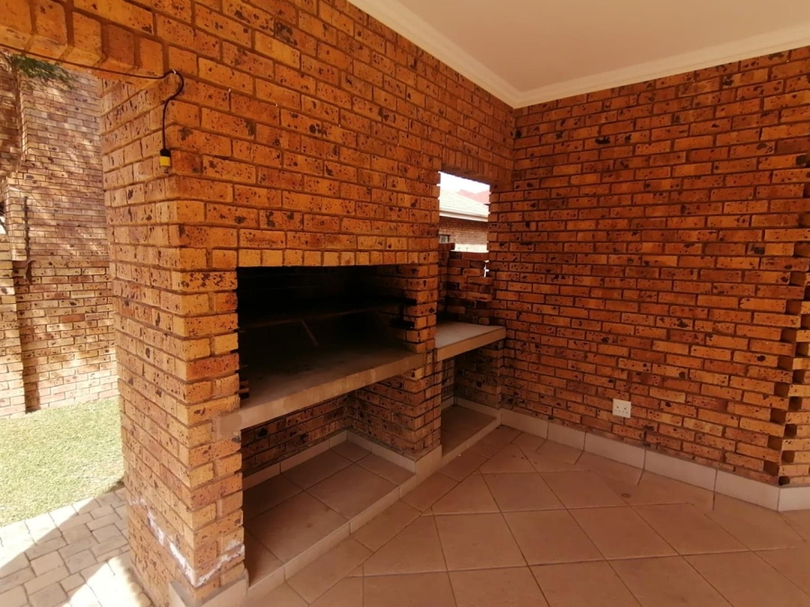 5 Bedroom Property for Sale in Rooihuiskraal North Gauteng