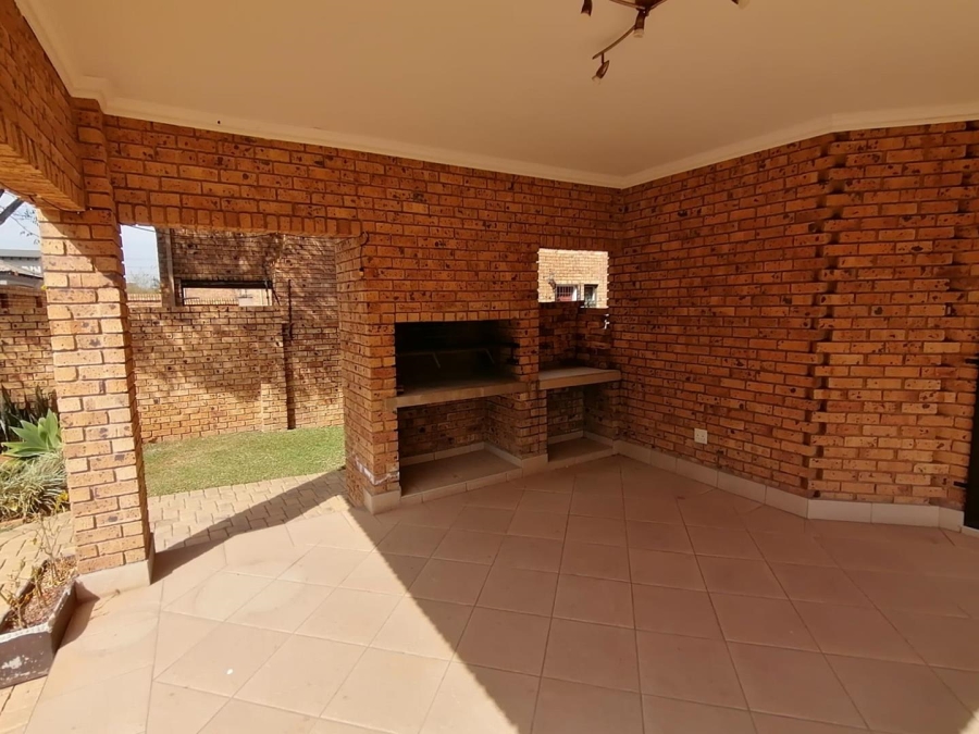 5 Bedroom Property for Sale in Rooihuiskraal North Gauteng