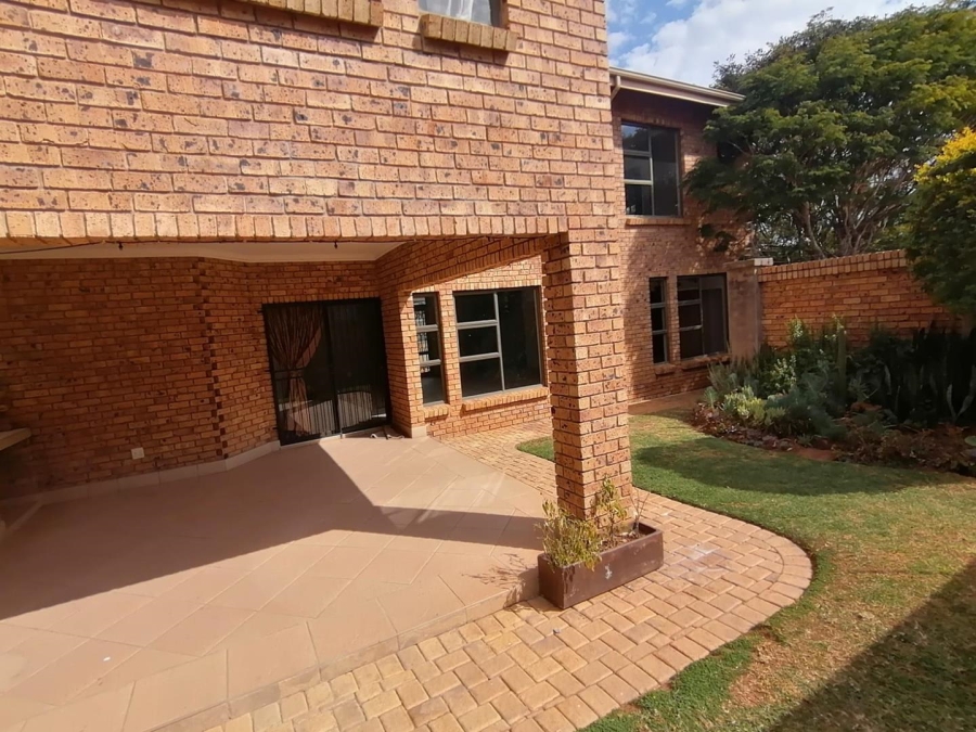 5 Bedroom Property for Sale in Rooihuiskraal North Gauteng