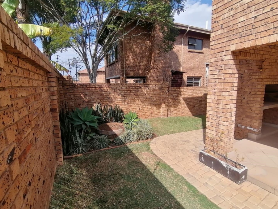 5 Bedroom Property for Sale in Rooihuiskraal North Gauteng