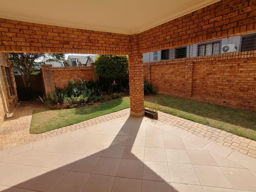 5 Bedroom Property for Sale in Rooihuiskraal North Gauteng
