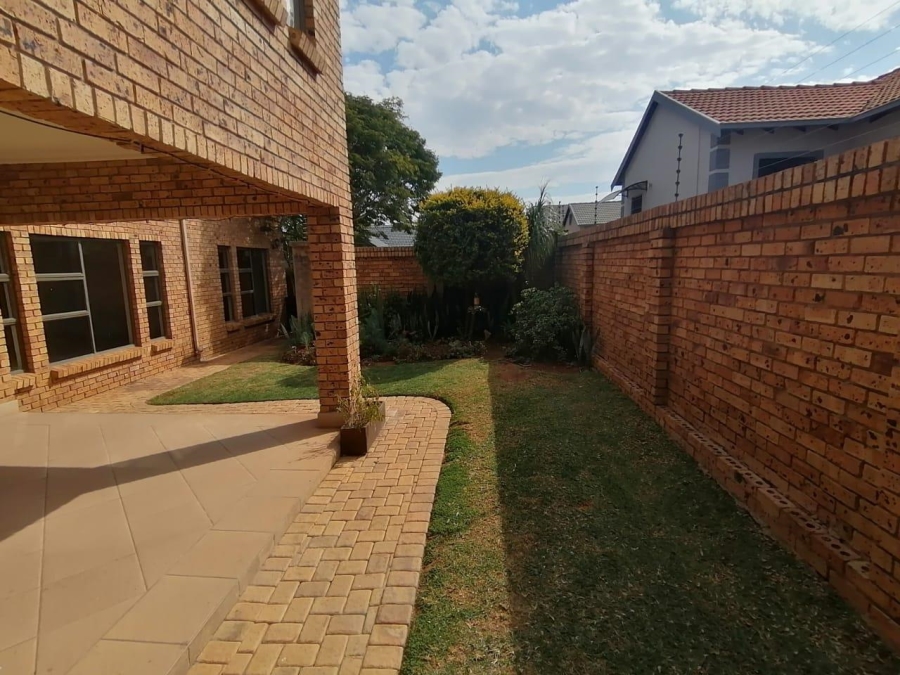 5 Bedroom Property for Sale in Rooihuiskraal North Gauteng
