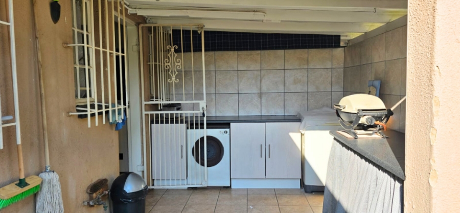 2 Bedroom Property for Sale in Albertsdal Gauteng