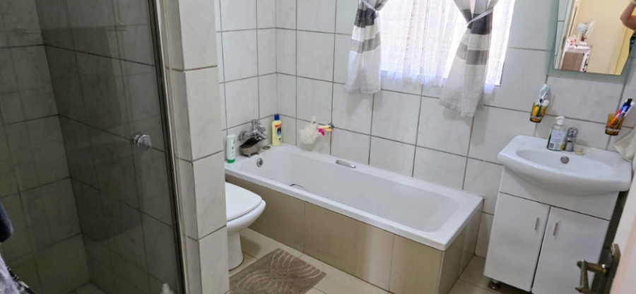 2 Bedroom Property for Sale in Albertsdal Gauteng