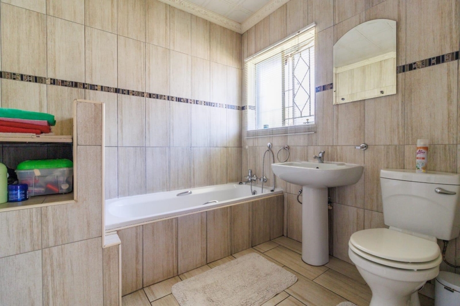 4 Bedroom Property for Sale in Mulbarton Gauteng