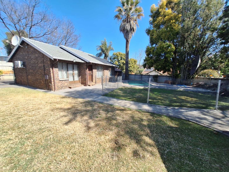 To Let 2 Bedroom Property for Rent in Weltevreden Park Gauteng