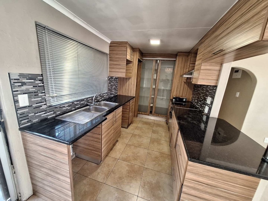 To Let 2 Bedroom Property for Rent in Weltevreden Park Gauteng