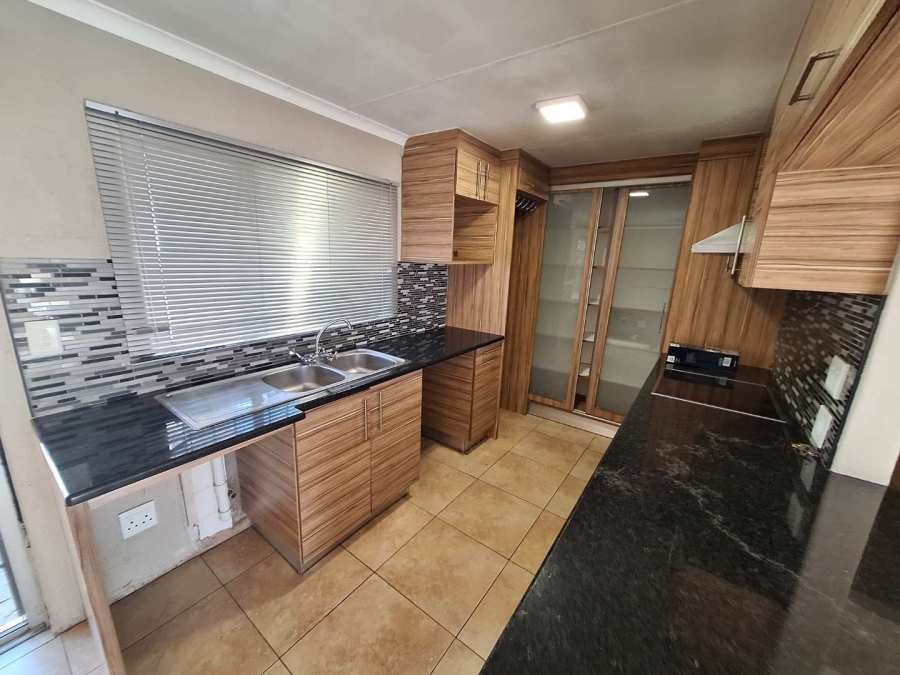 To Let 2 Bedroom Property for Rent in Weltevreden Park Gauteng