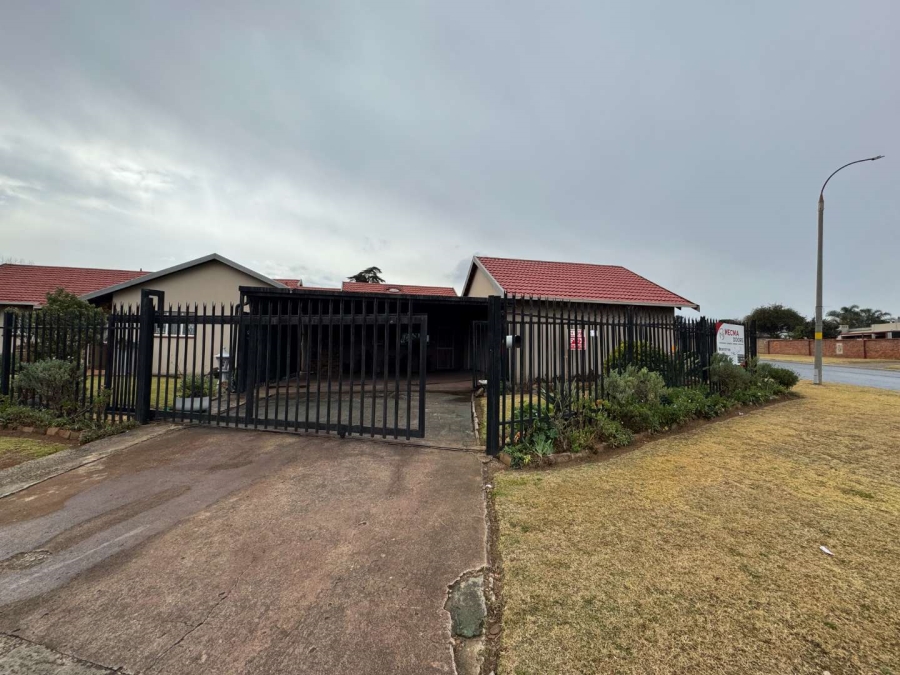 4 Bedroom Property for Sale in Verwoerdpark Gauteng