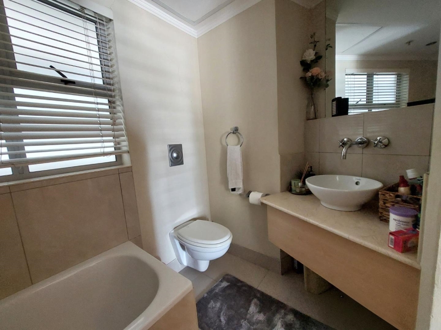 To Let 1 Bedroom Property for Rent in Sandhurst Gauteng