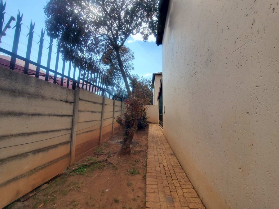 2 Bedroom Property for Sale in Witpoortjie Gauteng