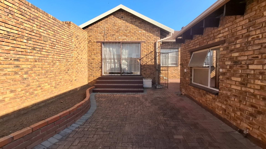 To Let 3 Bedroom Property for Rent in Randhart Gauteng