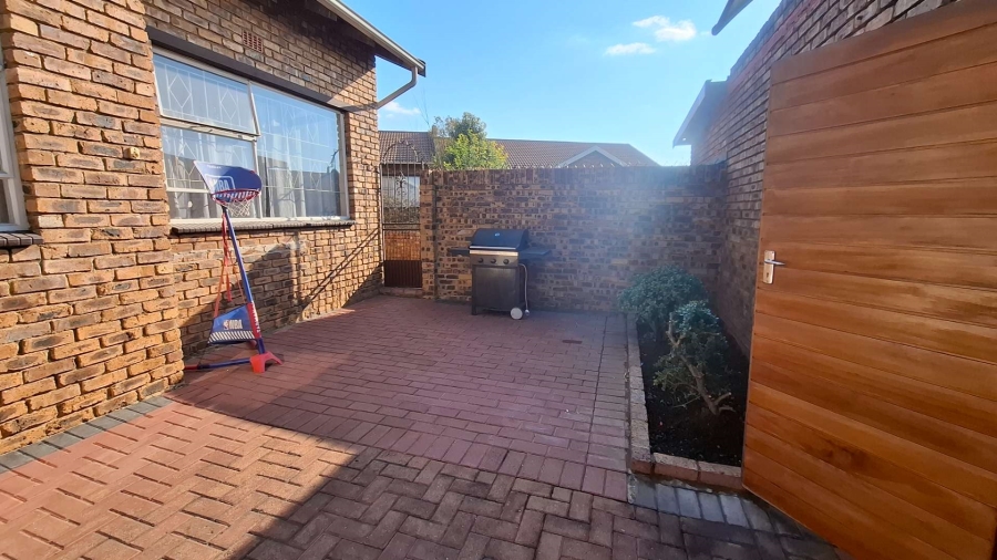 To Let 3 Bedroom Property for Rent in Randhart Gauteng