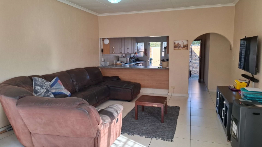 To Let 3 Bedroom Property for Rent in Randhart Gauteng
