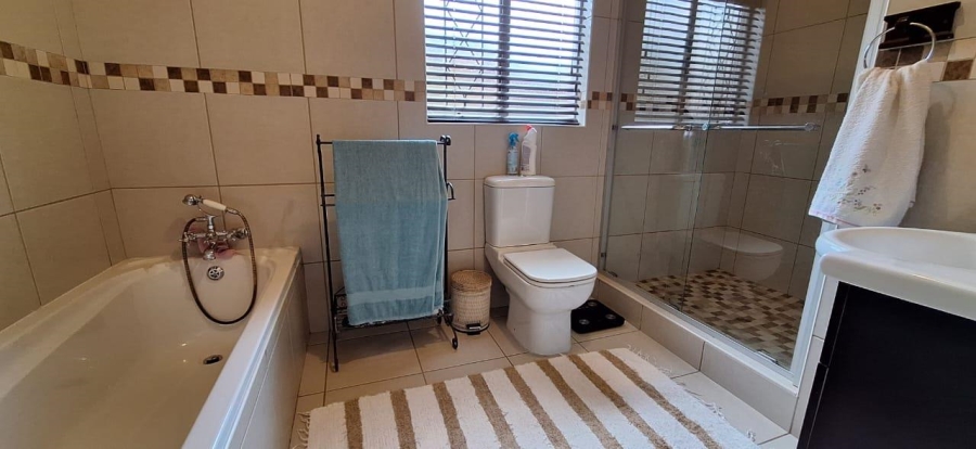 5 Bedroom Property for Sale in Brackendowns Gauteng