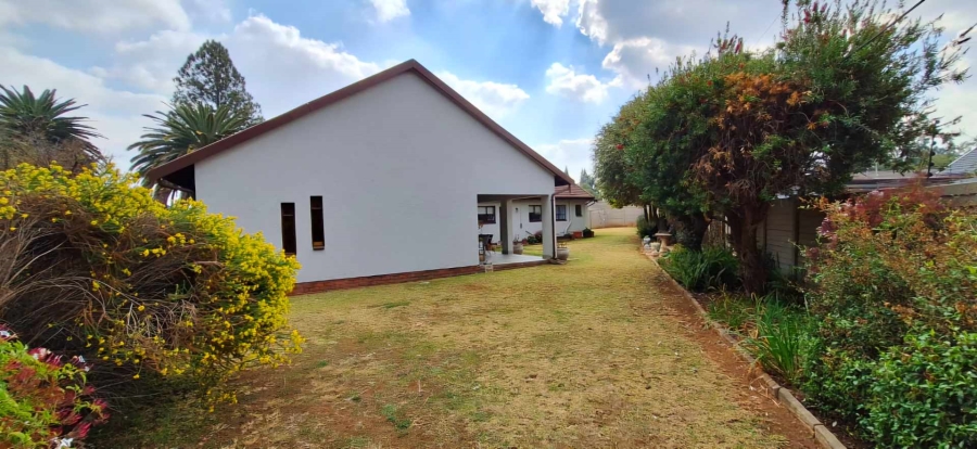 5 Bedroom Property for Sale in Brackendowns Gauteng