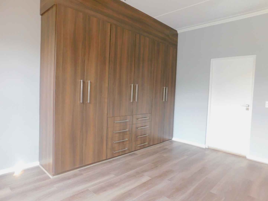 To Let 2 Bedroom Property for Rent in Douglasdale Gauteng