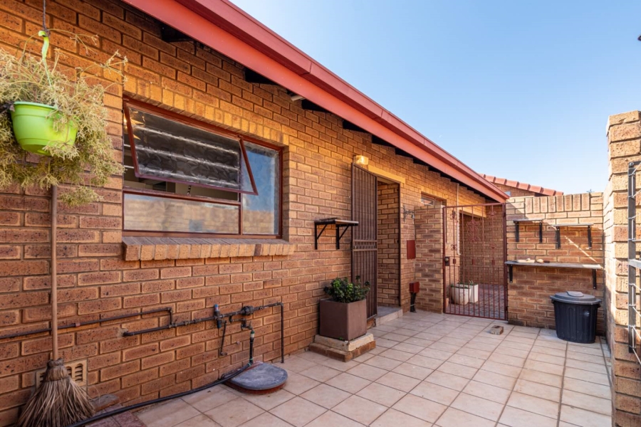 1 Bedroom Property for Sale in Wilro Park Gauteng