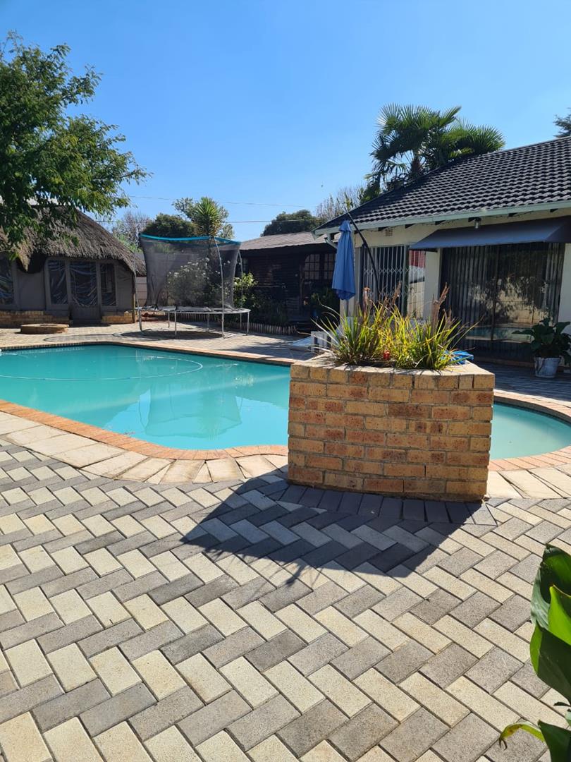 5 Bedroom Property for Sale in Kibler Park Gauteng