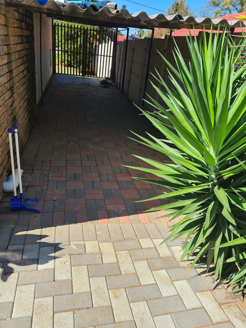5 Bedroom Property for Sale in Kibler Park Gauteng