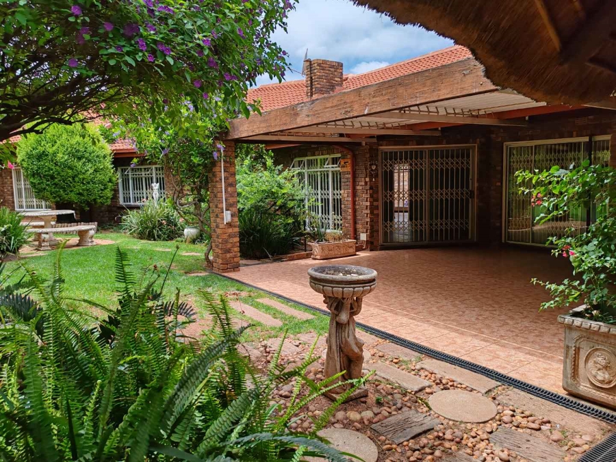 To Let 3 Bedroom Property for Rent in Wilro Park Gauteng