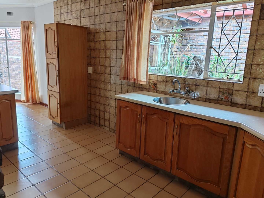 To Let 3 Bedroom Property for Rent in Wilro Park Gauteng