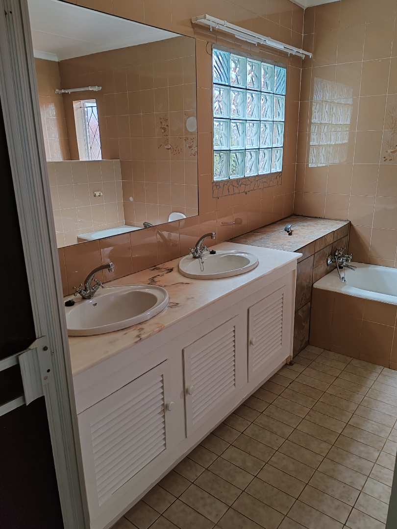 To Let 3 Bedroom Property for Rent in Wilro Park Gauteng