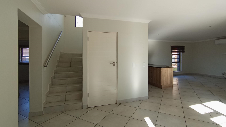 5 Bedroom Property for Sale in Thatchfield Close Gauteng
