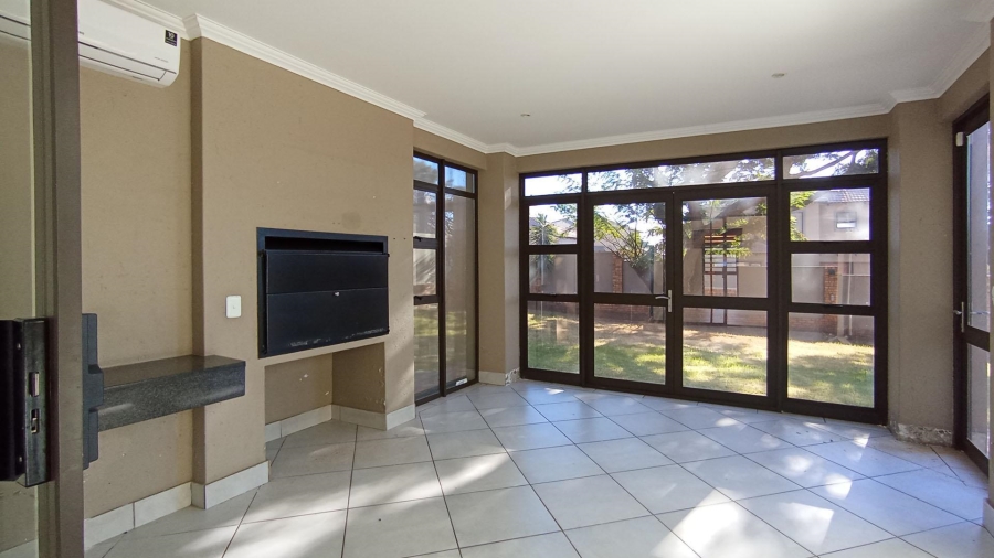 5 Bedroom Property for Sale in Thatchfield Close Gauteng