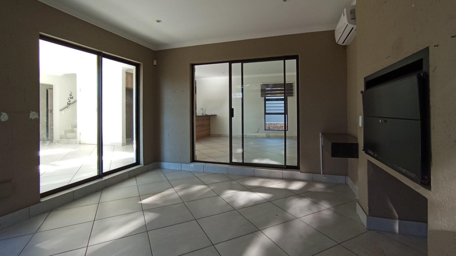5 Bedroom Property for Sale in Thatchfield Close Gauteng