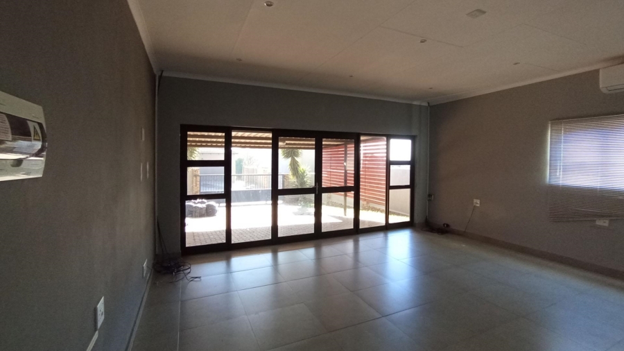 5 Bedroom Property for Sale in Thatchfield Close Gauteng