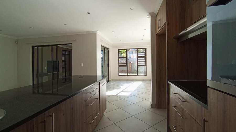 5 Bedroom Property for Sale in Thatchfield Close Gauteng