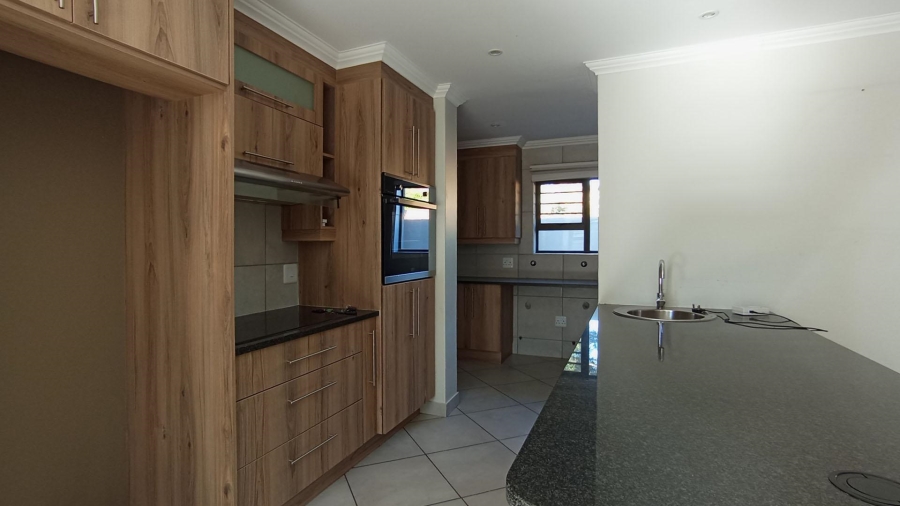 5 Bedroom Property for Sale in Thatchfield Close Gauteng