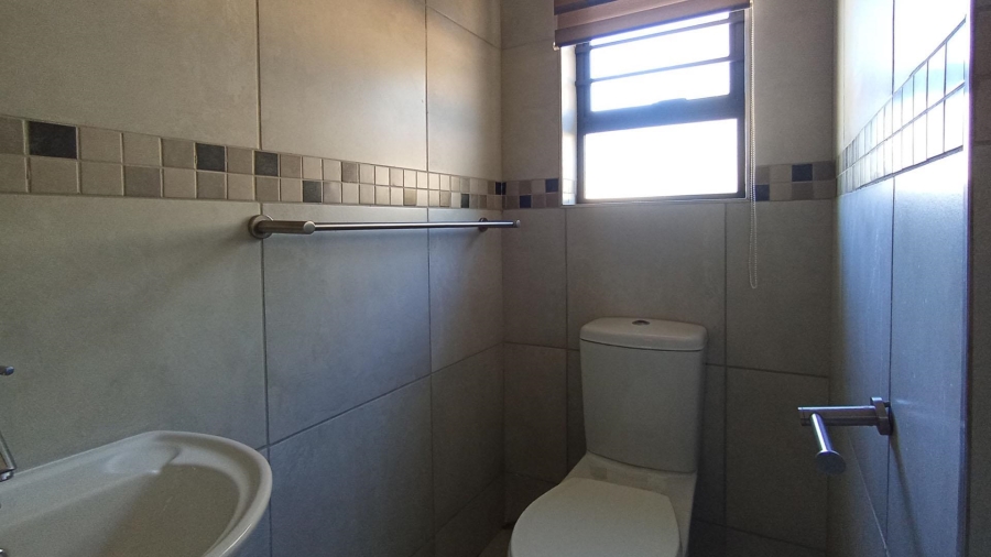 5 Bedroom Property for Sale in Thatchfield Close Gauteng